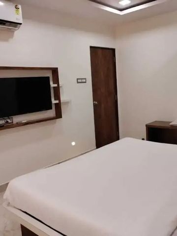 Modernes Hotelzimmer mit Doppelbett und Holzdetails