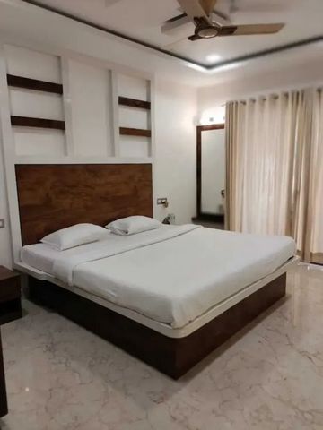 Gemütliches Hotelzimmer mit großem Bett und Holzverkleidung