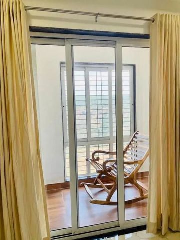 Terrasse mit Schaukelstuhl und Blick nach draußen