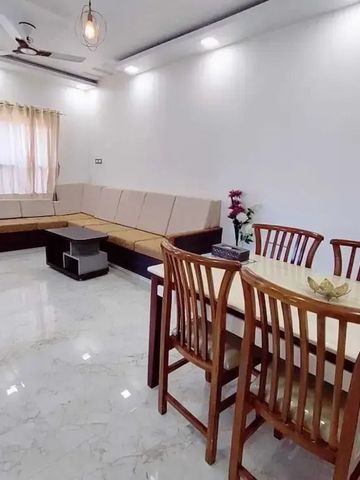 Heller Wohnbereich mit eleganter Einrichtung und Marmorboden