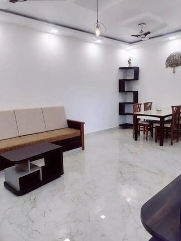 Schickes Wohnzimmer mit moderner Möbelanordnung