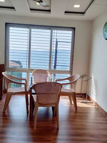 Heller Raum mit Essbereich und Meerblick