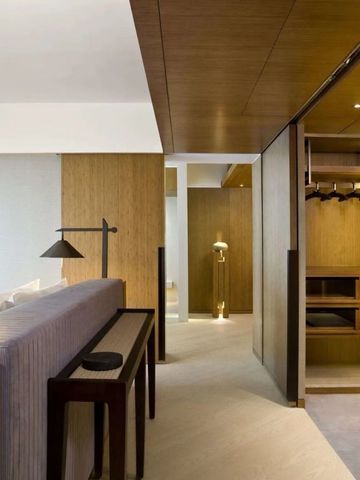 Modern eingerichtetes Gästezimmer mit offener Kleideraufbewahrung.