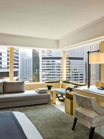 Zeitgenössisches Hotelzimmer mit Panoramablick auf die Stadt.