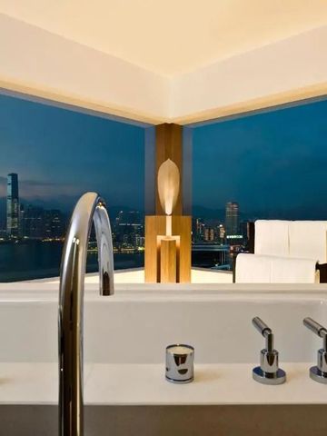 Luxuriöses Badezimmer mit Blick auf die Skyline von Hong Kong
