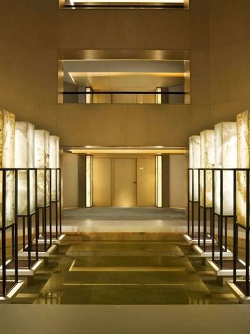 Stilvolle Lobby mit moderner Beleuchtung und Marmorsäulen