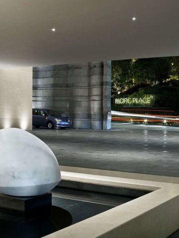 Luxuriöser Eingangsbereich des Hotels mit moderner Architektur