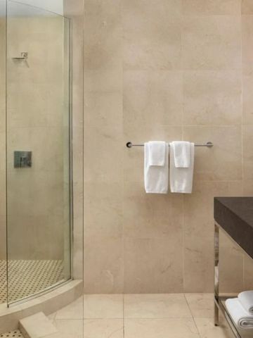 Modernes Badezimmer mit Glasdusche und eleganter Waschgelegenheit