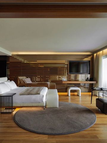 Luxus-Suite mit Holzinterieur und großem Fenster.