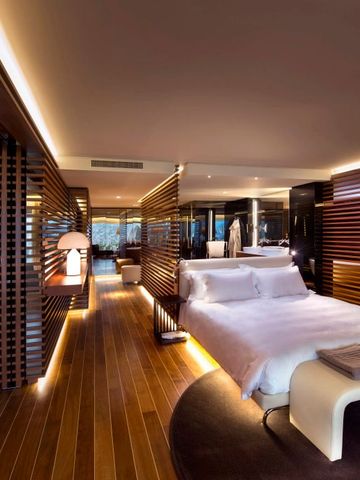 Geräumiges Zimmer mit modernem Design und indirekter Beleuchtung.