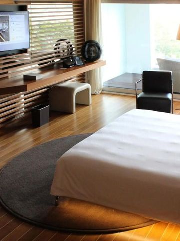 Helles Hotelzimmer mit Holzfußboden und moderner Einrichtung