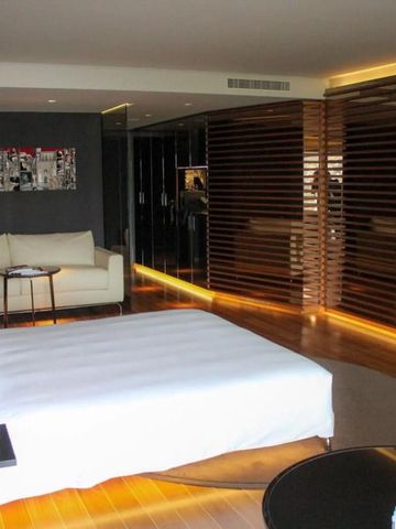 Luxuriöses Hotelzimmer mit Kunst an der Wand und heller Beleuchtung