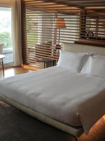 Hotelzimmer mit Panoramablick und großzügigem Bett