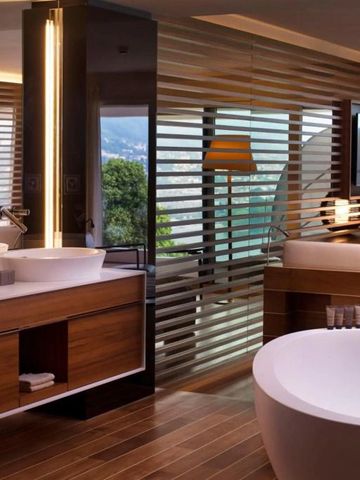 Modernes Badezimmer mit freistehender Badewanne und Holzverkleidung