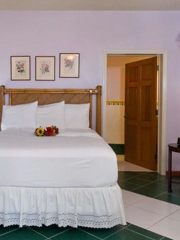 Helles Schlafzimmer mit großem Bett und dekorativen Bildern