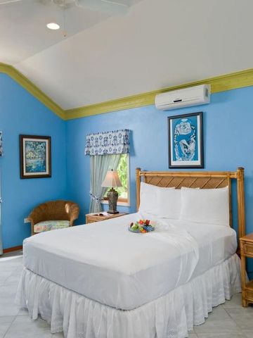 Blaues Schlafzimmer mit Doppelbett und floralem Vorhang