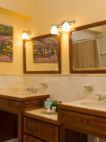 Hochwertiges Doppelwaschbecken in elegantem Badezimmer.