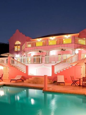 Villa am Pool bei Nacht mit romantischer Beleuchtung.