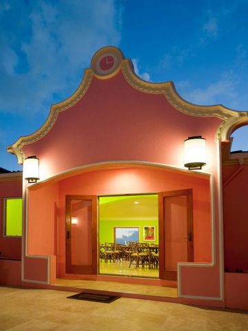 Stilvoller Gebäudeeingang in kräftigen Farben bei Abenddämmerung