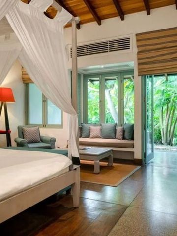 Zimmer mit Himmelbett und Zugang zum grünen Garten