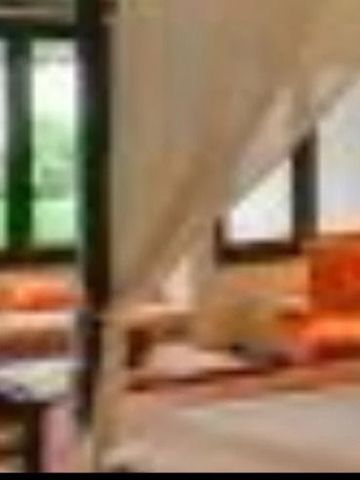 Geräumiges, stilvolles Hotelzimmer mit Blick auf den grünen Garten