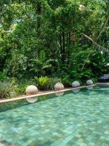 Großer Pool inmitten eines dicht bewachsenen Gartens