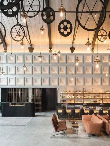 Industrielle Hotel-Lobby mit stilvollen Sitzgelegenheiten und moderner Bar