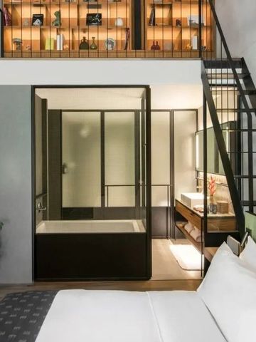 Modernes Hotelzimmer mit offenem Badezimmer und Zwischengeschoss