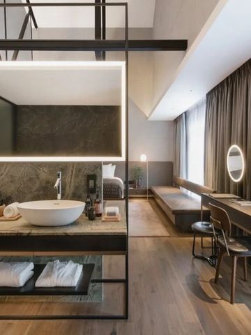 Luxuriöses Badezimmer im Hotelzimmer mit Doppelwaschbecken