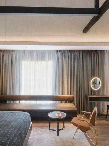 Geräumiges Hotelzimmer mit Sitzbereich und stilvollen Möbeln