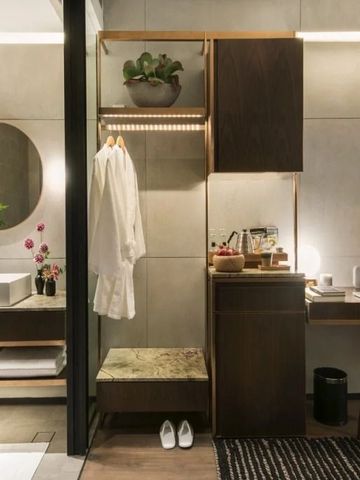 Moderner Hotelzimmerbereich mit Schreibtisch und Ankleidebereich