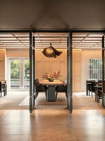 Elegante und einladende Restaurantumgebung mit großen Türen