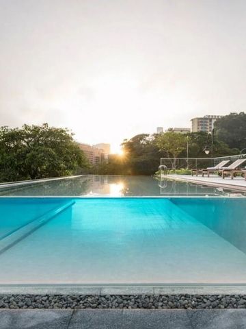 Infinity Pool mit Blick auf die Stadt bei Sonnenaufgang