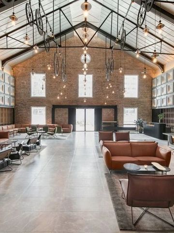 Elegante Lobby mit industriellem Design und Ledermöbeln