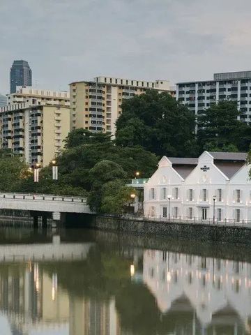 Historische Gebäude des Hotels am Fluss bei Dämmerung