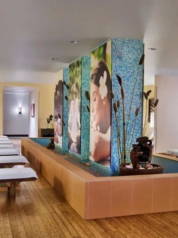 Moderner Spa-Ruheraum mit dekorativen Trennwänden und bequemen Liegen