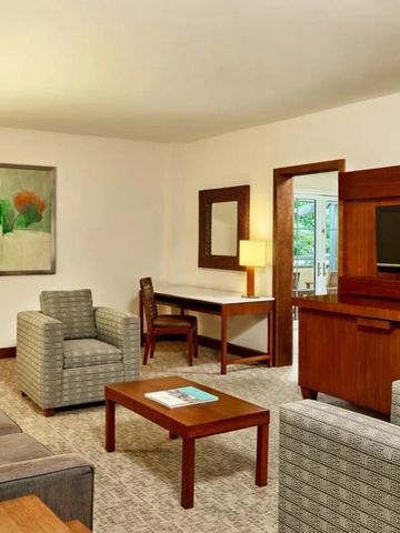 Elegantes Wohnzimmer einer Suite mit stilvollen Möbeln und Schreibtisch