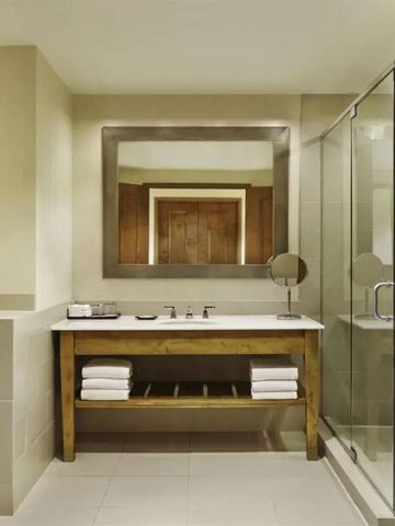 Modernes Badezimmer mit großer Dusche und stilvollen Armaturen