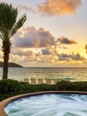 Tropische Strandlandschaft bei Sonnenuntergang mit Whirlpool im Vordergrund