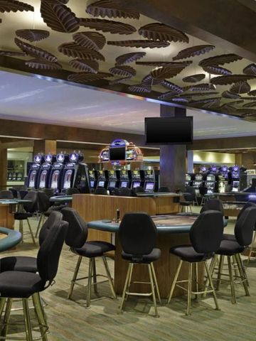 Hotelkasino mit Spielautomaten und Spieltischen im JW Marriott St. Maarten