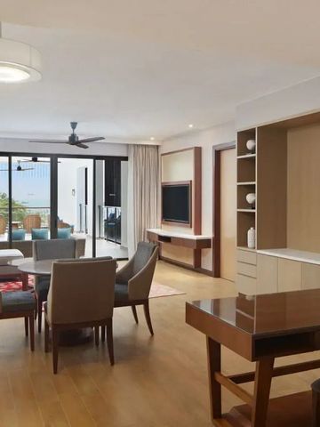 Geräumiges Wohnzimmer mit Meerblick und moderner Einrichtung