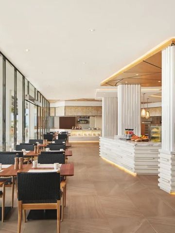 Modernes Restaurant mit stilvollem Design und großen Panoramafenstern.