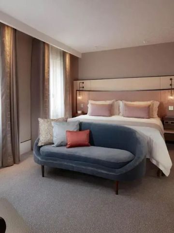 Luxuriöses Hotelzimmer mit Doppelbett und stilvoller Einrichtung