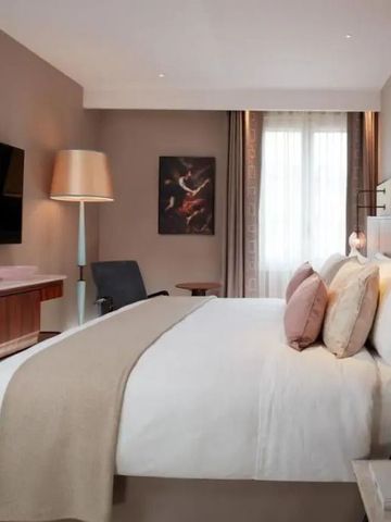 Helles Hotelzimmer mit Doppelbett und modernem Design