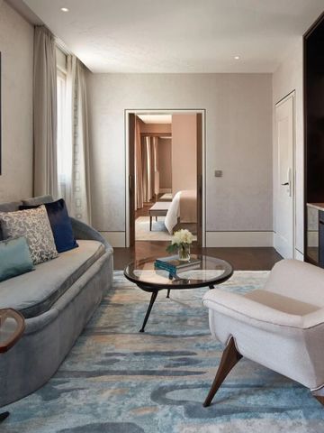 Elegante Suite mit komfortablen Sitzmöbeln und moderner Dekoration