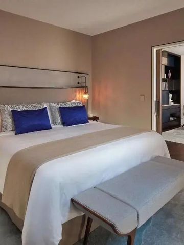 Luxuriöses Schlafzimmer mit durchgehender Tür zu einem separaten Wohnzimmer