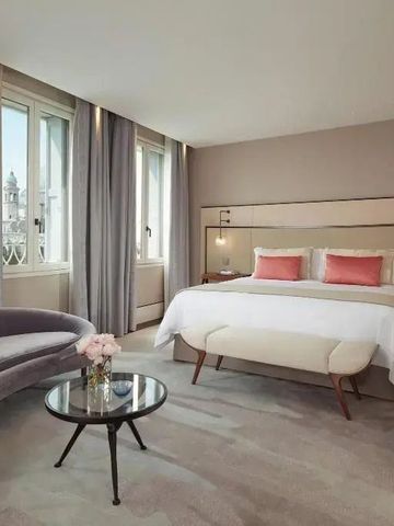 Großzügiges Zimmer mit Doppelbett und eleganter Sitzecke