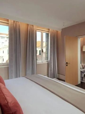 Helles Schlafzimmer in modernem Design mit großen Fenstern und Blick auf die Stadt