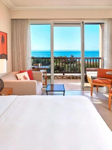 Zimmer mit Doppelbett Blick auf Meer durch Glasschiebetüren