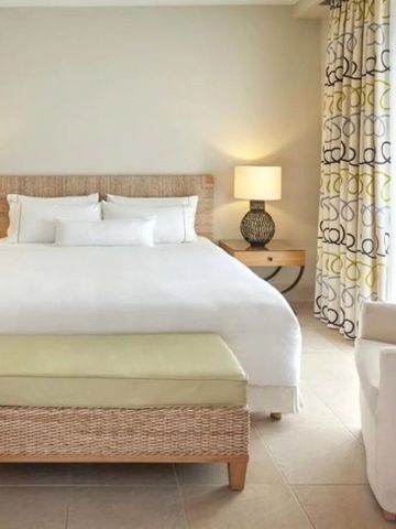 Geräumiges Zimmer mit Doppelbett und moderner, heller Einrichtung